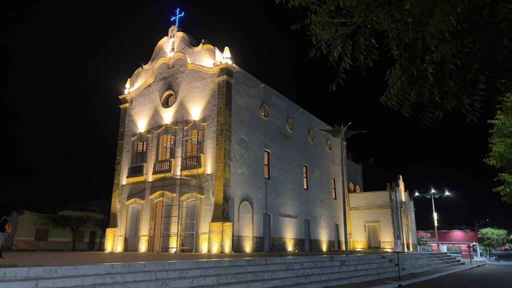 Imagem externa da Igreja finalizada com o projeto de iluminação